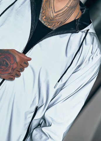 Сіра демісезонна куртка вітровка з плащової тканини з підкладкою Tailer