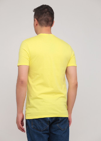 Желтая футболка District