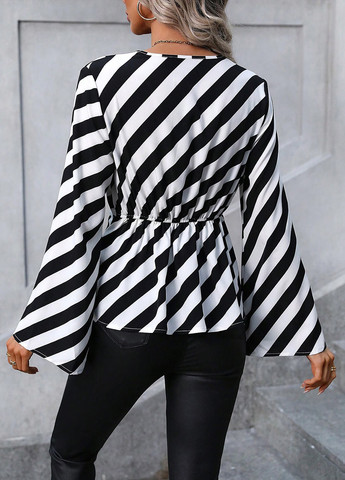 Чорно-біла блуза на запах SHEIN