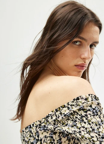 Черно-белое кэжуал платье с открытыми плечами H&M с цветочным принтом