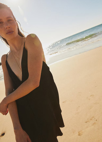 Чорна сукня H&M однотонна