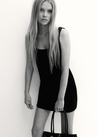 Черное кэжуал платье силуэтная H&M однотонное