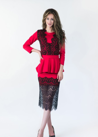 Красное кэжуал женское платье c баской lotta красный Podium однотонное