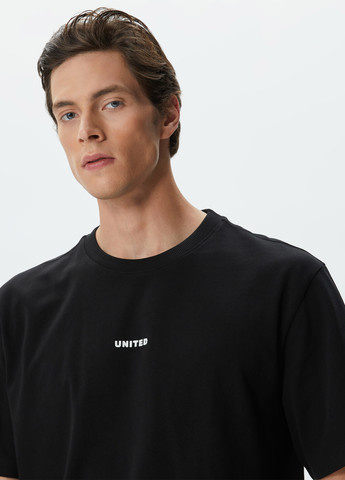 Черная футболка UNITED4