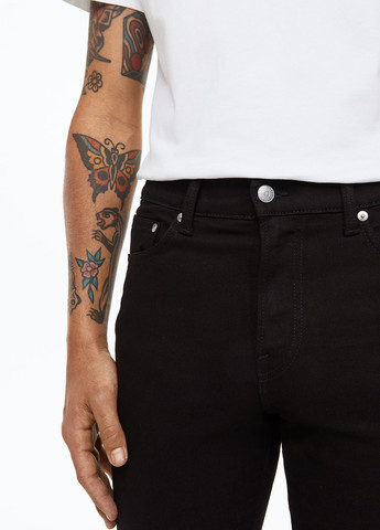 Черные демисезонные зауженные джинсы H&M