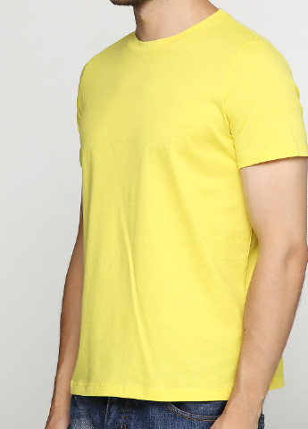 Желтая футболка Cos