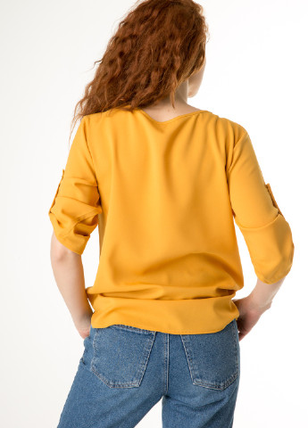 Горчичная демисезонная базовая блузка из жатки вискозы, с рукавом 3/4 INNOE Блуза