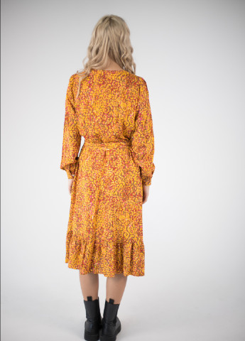 Гірчична кежуал сукня зі штапелю дзвін BeART з абстрактним візерунком