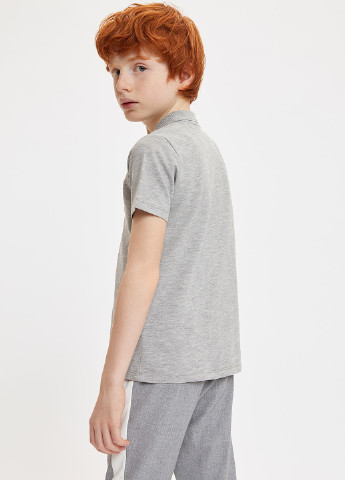 Светло-серая детская футболка-поло для мальчика DeFacto