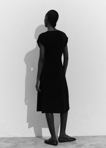 Черное кэжуал платье на запах H&M однотонное