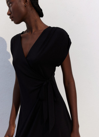 Черное кэжуал платье на запах H&M однотонное