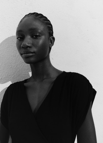 Черное кэжуал платье на запах H&M однотонное