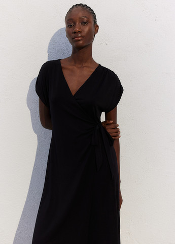 Черное кэжуал платье на запах H&M однотонное