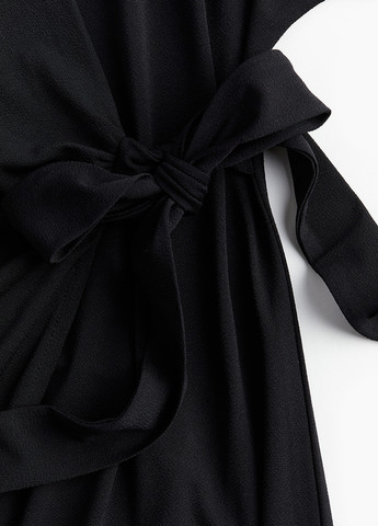 Черное кэжуал платье на запах H&M однотонное