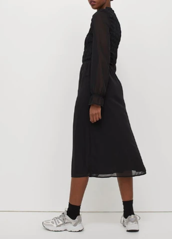 Черное кэжуал платье H&M однотонное
