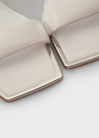 Белые босоножки DKNY без застежки с логотипом