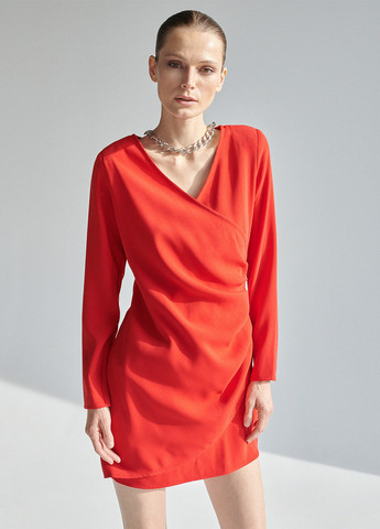 Красное кэжуал платье на запах Reserved однотонное