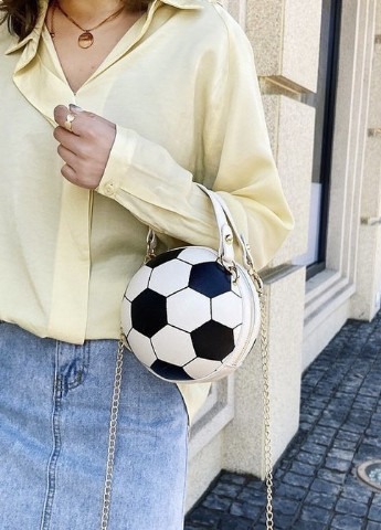 Женская классическая круглая сумка футбольный мяч на цепочке белая молочная NoName (251204242)