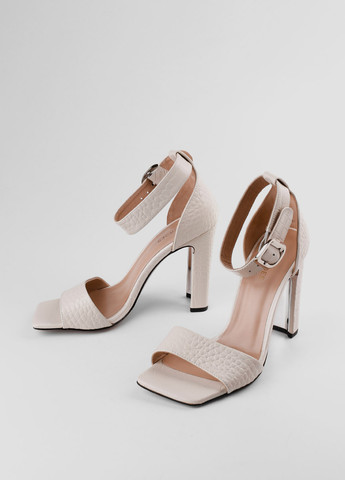 Молочные босоножки Le'BERDES с ремешком