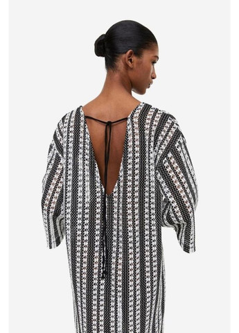 Черно-белое кэжуал платье с открытой спиной H&M с рисунком