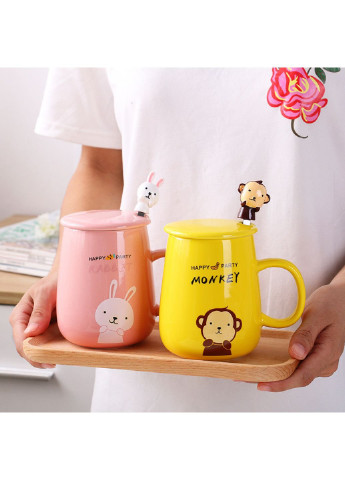 Кружка с крышкой и ложкой Мартышка 6969 400 мл желтая No Brand (253669139)