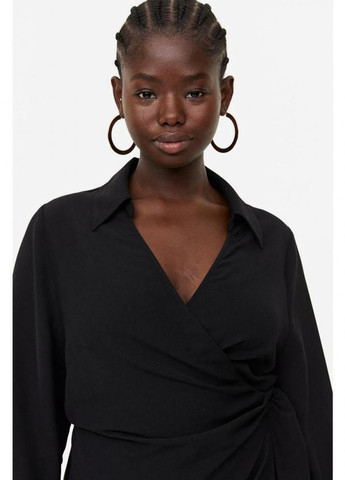 Чорна кежуал сукня на запах H&M однотонна