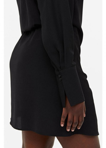 Чорна кежуал сукня на запах H&M однотонна