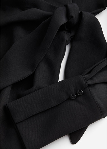 Чорна кежуал сукня на запах H&M однотонна