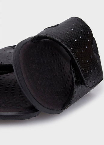 Черные шлепанцы Under Armour с перфорацией