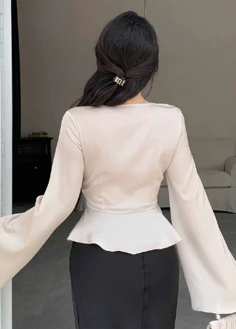 Кремова блуза з баскою SHEIN