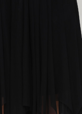 Чорна вечірня сукня з відкритими плечима Vera Mont однотонна