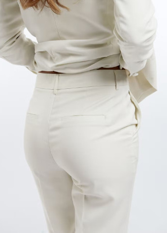 Белые кэжуал демисезонные укороченные брюки Gina Tricot