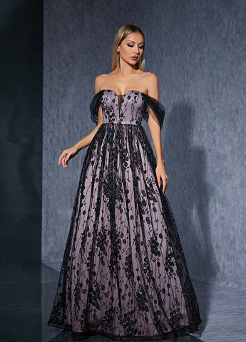 Черное вечернее платье с открытыми плечами SHEIN с цветочным принтом