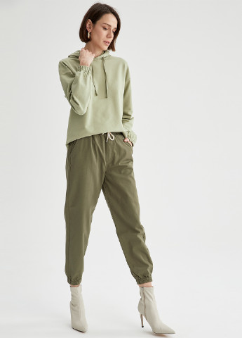 Зеленые кэжуал демисезонные брюки DeFacto