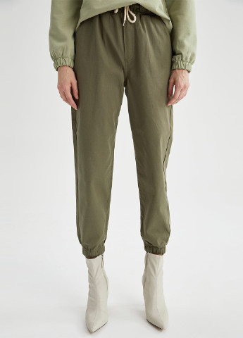 Зеленые кэжуал демисезонные брюки DeFacto