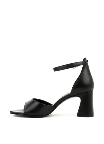 Черные босоножки Le'BERDES с ремешком