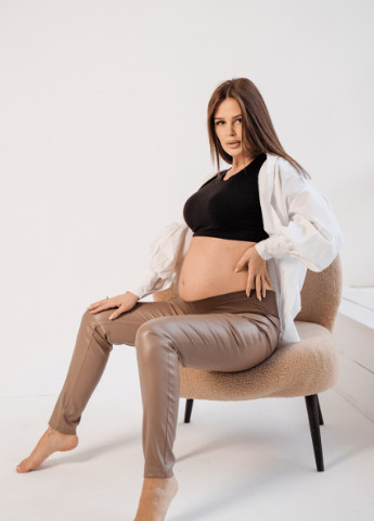 Темно-бежевые демисезонные брюки леггинсы для беременных, будущих мам из экокожи To Be