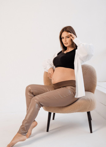 Темно-бежевые демисезонные брюки леггинсы для беременных, будущих мам из экокожи To Be