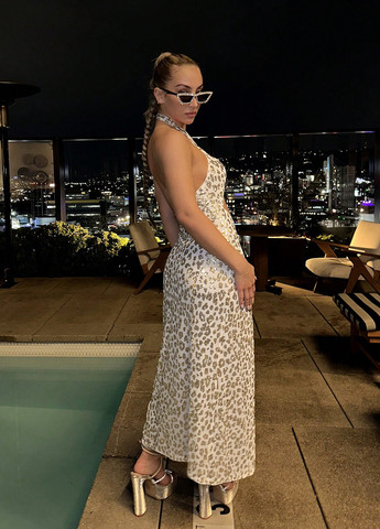 Светло-бежевое вечернее платье с открытой спиной SHEIN леопардовый