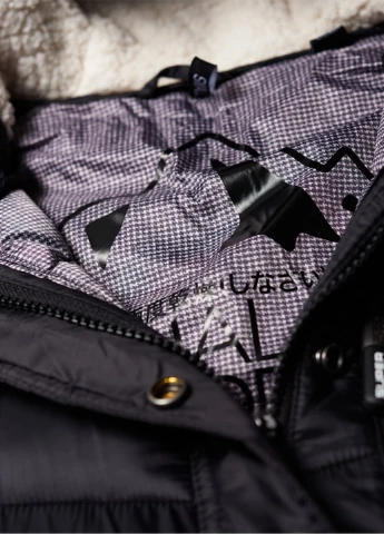 Черная зимняя куртка Superdry