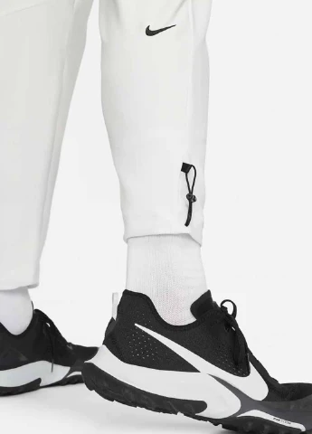 Белые спортивные демисезонные зауженные брюки Nike