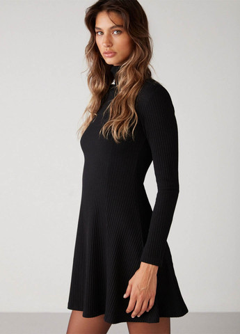 Черное кэжуал платье платье-водолазка, клеш Grimelange однотонное