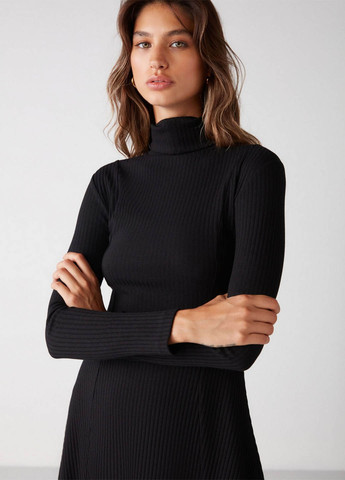 Черное кэжуал платье платье-водолазка, клеш Grimelange однотонное