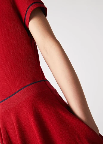 Красное кэжуал платье клеш, поло Lacoste однотонное