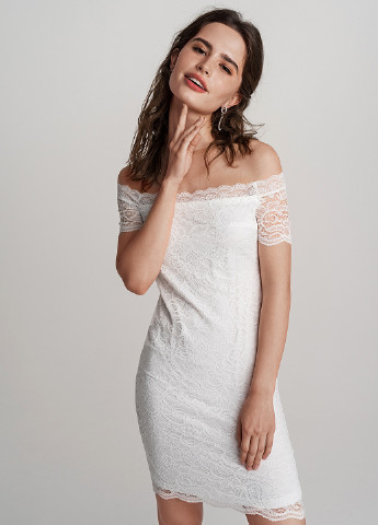 Белое коктейльное платье с открытыми плечами befree