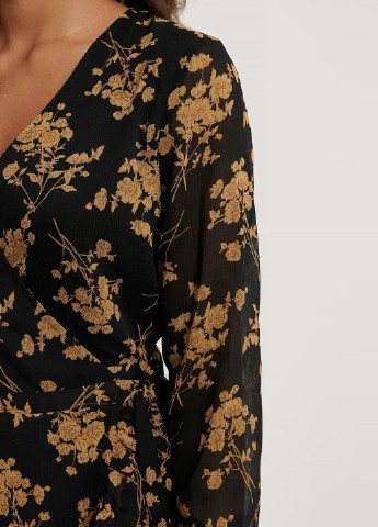 Черное кэжуал платье на запах NA-KD с цветочным принтом