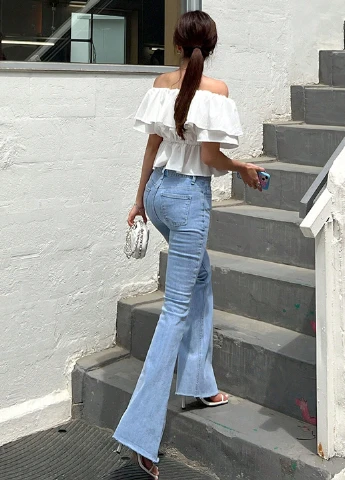 Біла блуза з баскою SHEIN