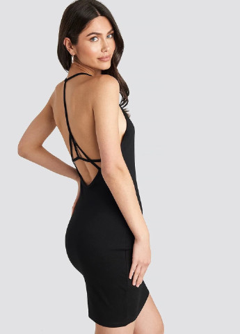 Чорна коктейльна сукня з відкритою спиною, футляр NA-KD однотонна
