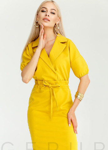 Желтое деловое платье-футляр насыщенного горчичного оттенка Gepur однотонное