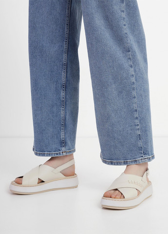 Бежевые босоножки Braska с ремешком с белой подошвой